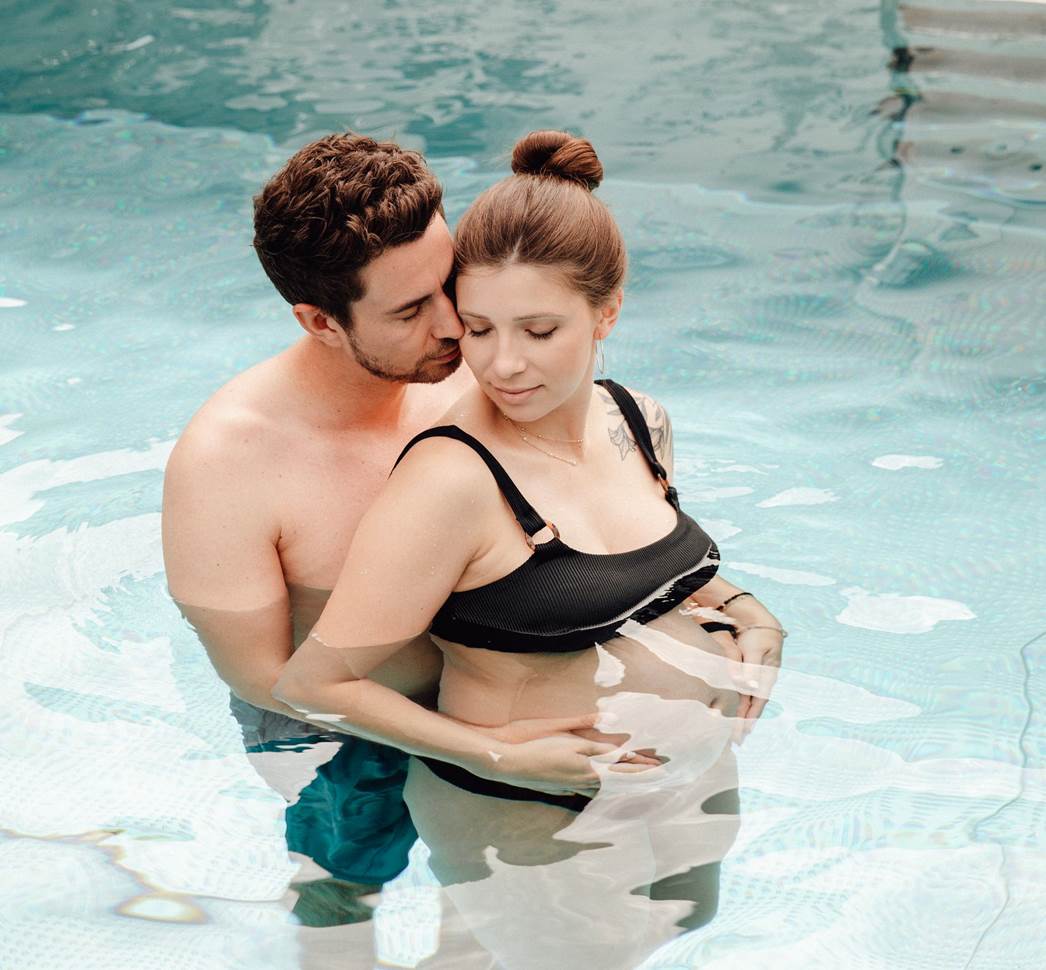 Ein schwangeres Pärchen genießt den Babymoon Urlaub im Hotel in Österreich