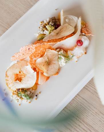 Kosten Sie sich durch unsere vitale Genussküche Ansehnlich serviertes Dessert auf einem weißen Teller