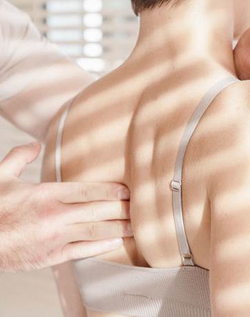 Eine Person, die eine Rückenbehandlung erhält